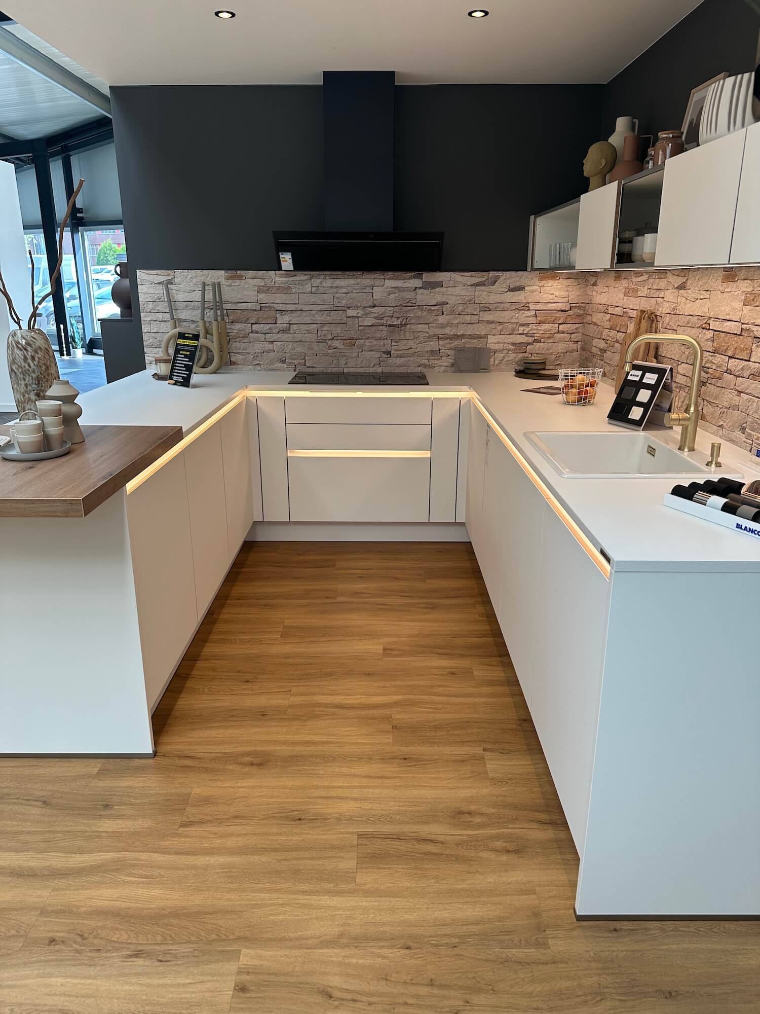 Nolte moderne U-Küche Weiß matte Fronten